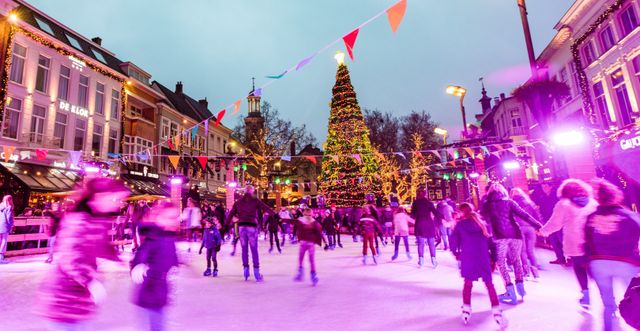 IJsbaan met kerstboom in centrum van Breda