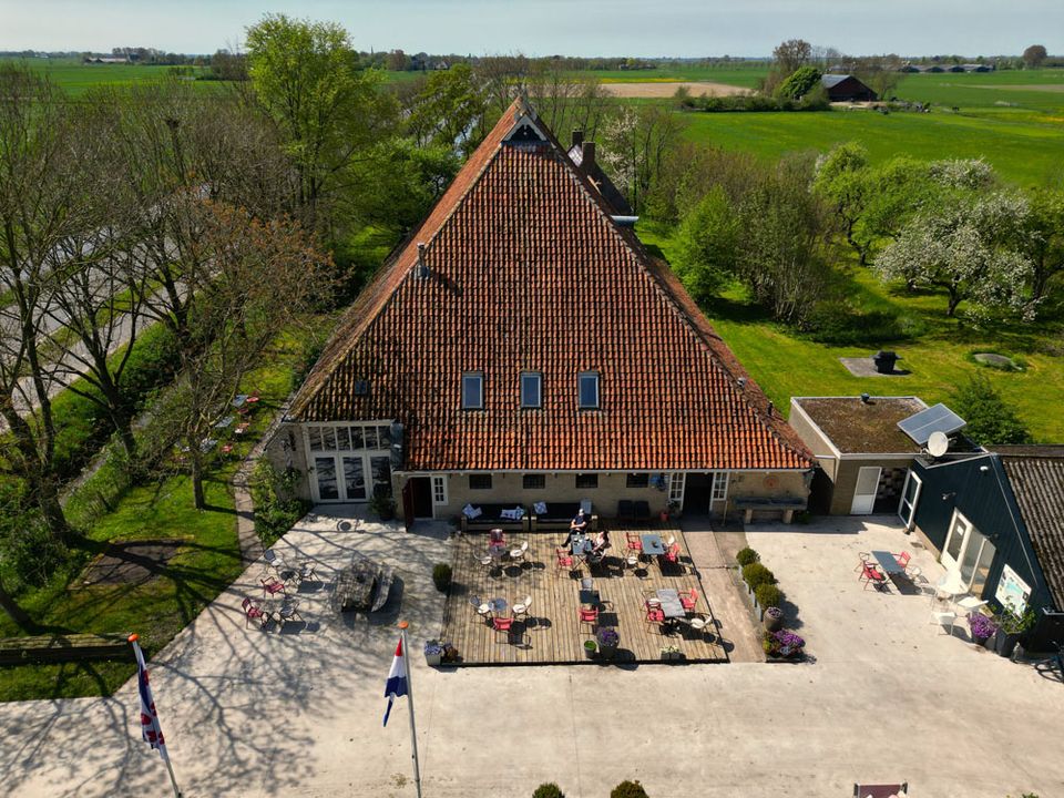 Pean-buiten Weidum ligt aan de Elfstedenroute, vlak bij Leeuwarden. Hier vind je rust, ruimte en natuur in Friesland. Overnacht in een suite of waterlodge, omringd door stilte en uitzicht.