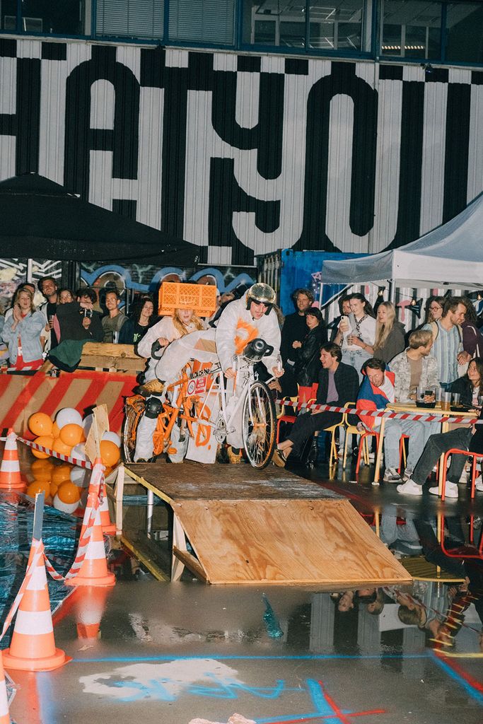 Beton-Te Land, ter Zee en in de Lucht