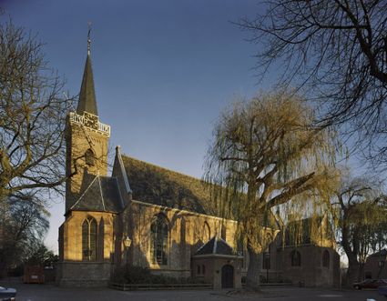 Zijaanzicht van de Dorpskerk in Katwijk aan den Rijn