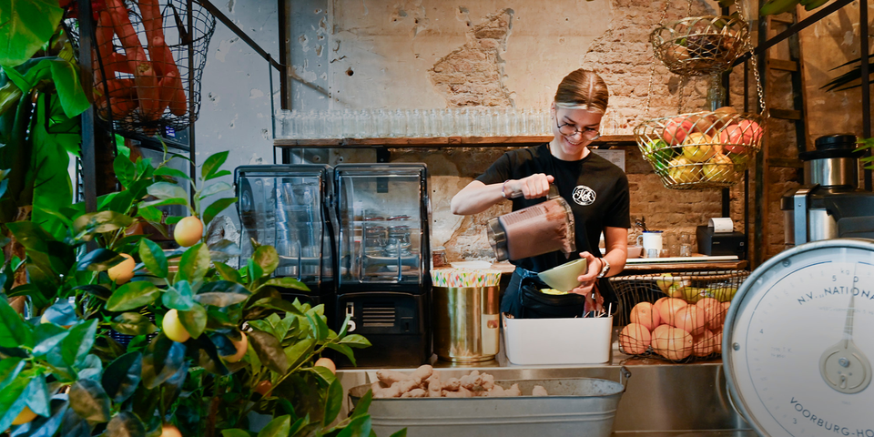 Medewerker van KEK Delft die een smoothie bowl maakt