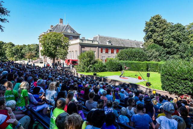Het Slottuintheater bij Slot Zeist met een groot publiek dat samen naar een mooie show aan het kijken is