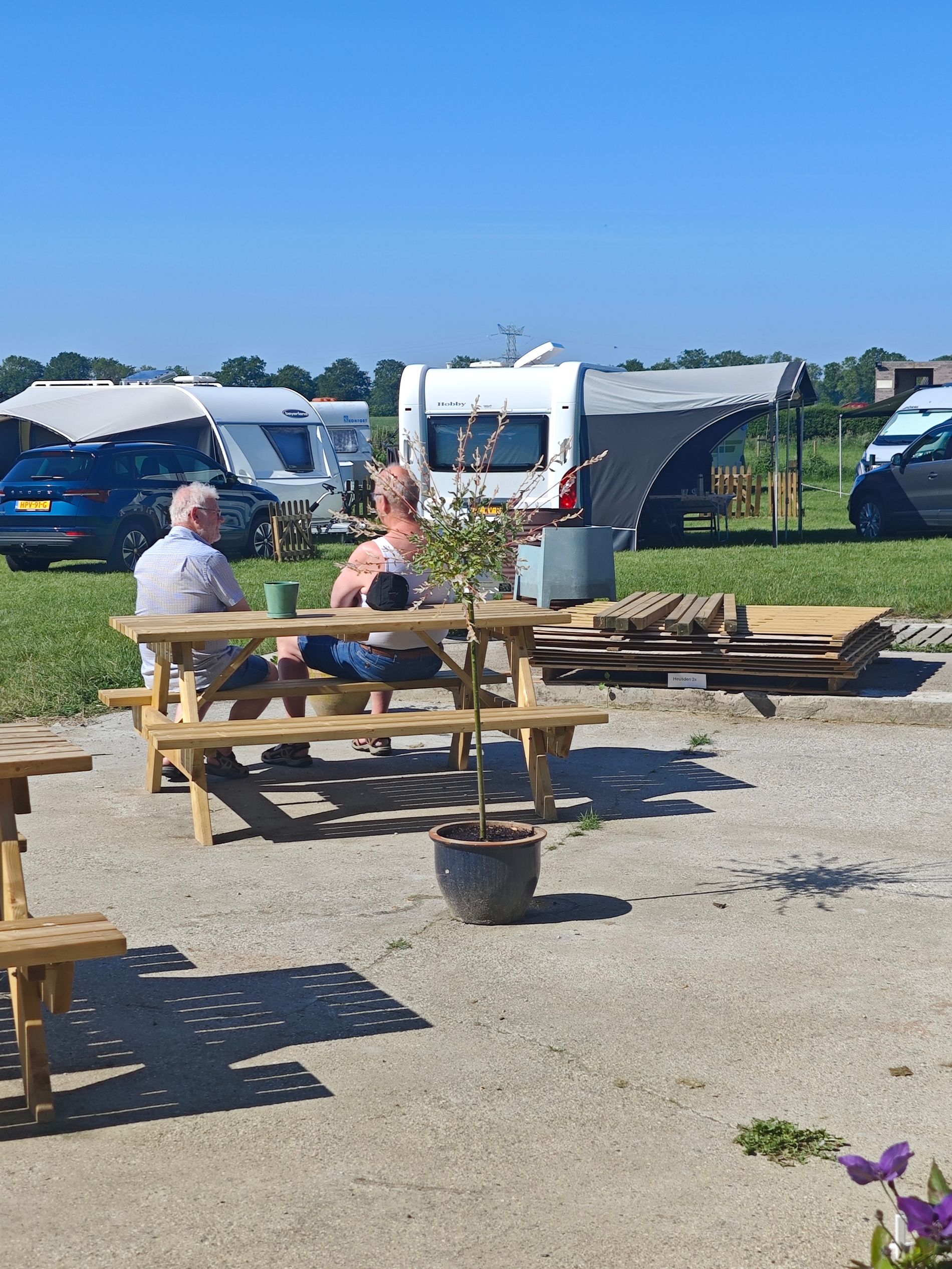 twee mensen treffen elkaar en buurten gezeten aan een picknick tafel