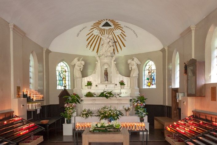 Interieur van de Kapel van de Heilige Eik met aangestoken kaarsjes