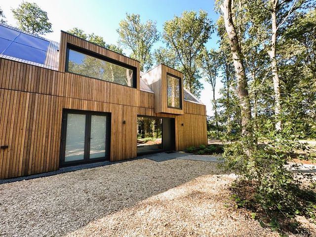 de houten villa ligt aan de rand van het Drents-Friese Wold