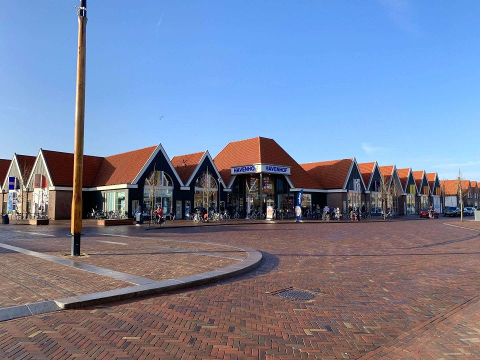 Buitenaanzicht van Winkelcentrum Havenhof in Volendam.
