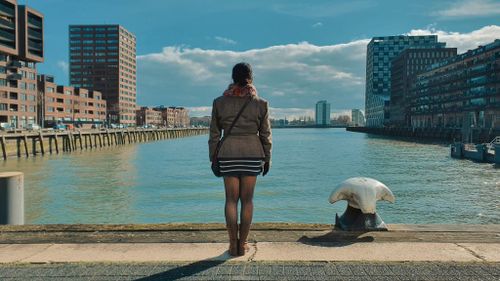 Foto van persoon bij haven