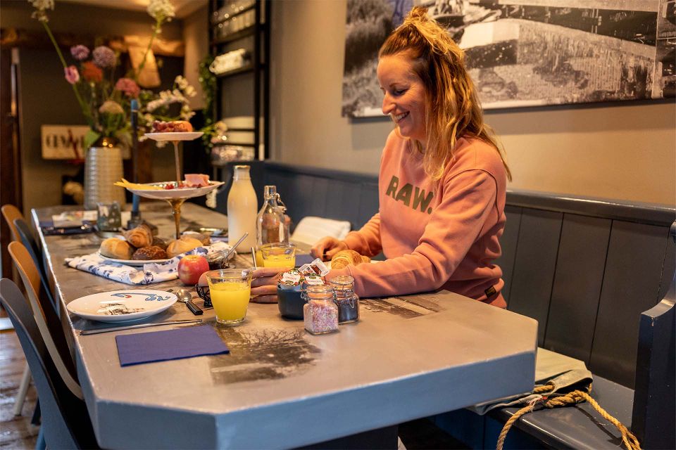 Lydia aan ontbijttafel bij B&B Elfstedenstate