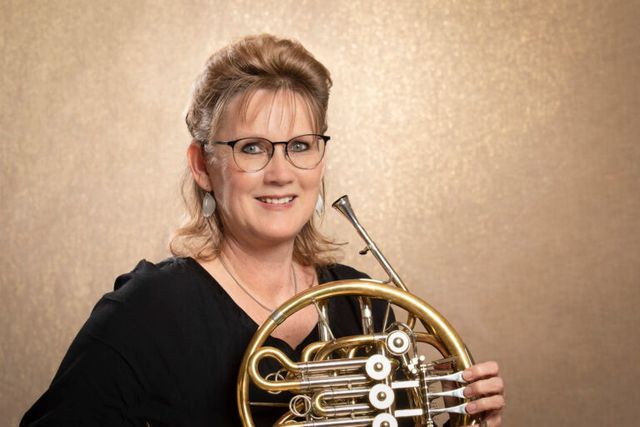 Petra Botma-Zijlstra met de hoorn in haar hand