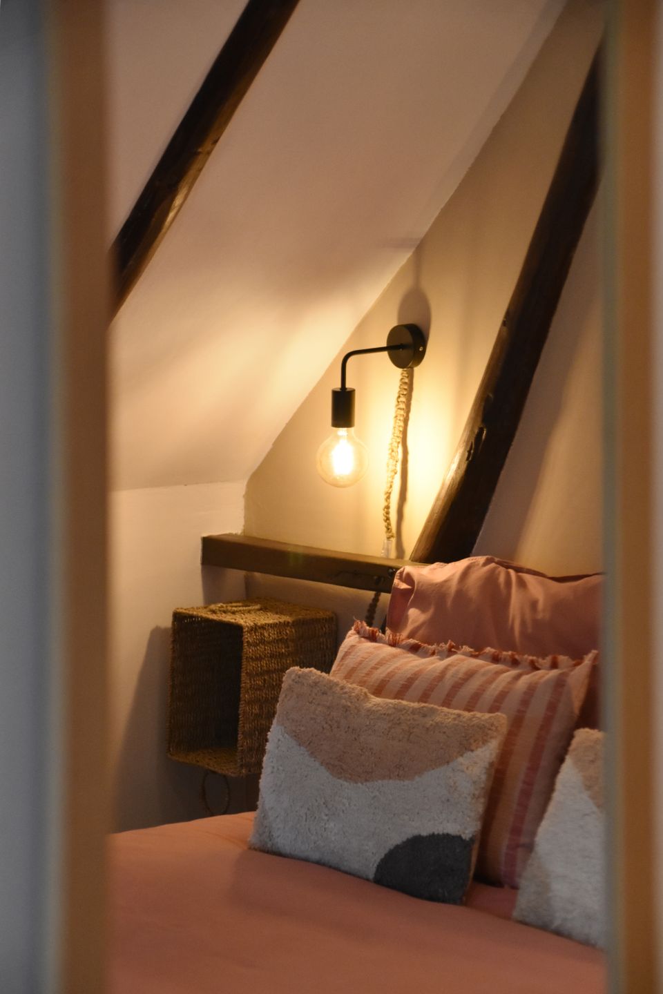 Kom je met meer dan twee personen dan heb je twee kamers tot je beschikking die sfeervol zijn ingericht en deel je samen de badkamer.