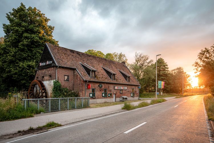 De Wedelse Molen met een ondergaande zon