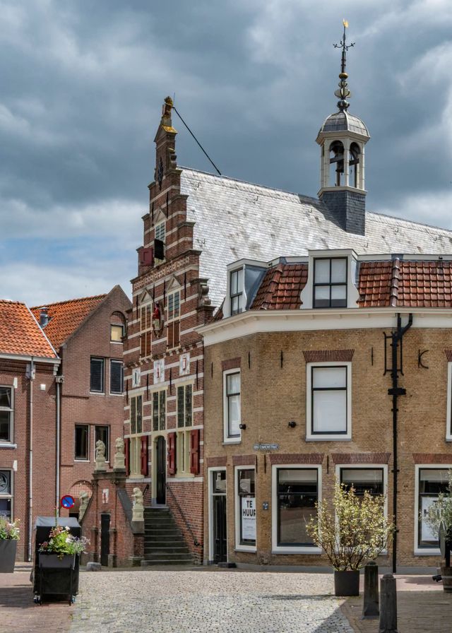 Oude Stadhuis, Oudewater, Groene Hart, historisch stadhuis met trapgevel, bordestrap en klokkentorentje aan het Marktplein.