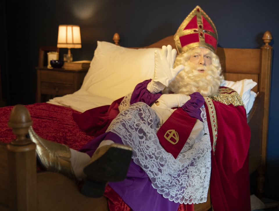 Sint ligt op bed in zijn slaapkamer in Museum Hilversum