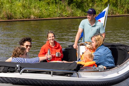 verschillende mensen in een sloep