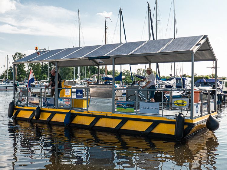 De Fietsa Versa arriveert in Tersoalsterzijl