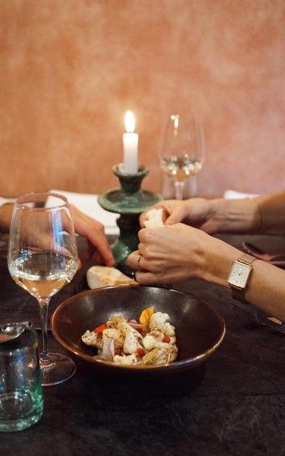 Gerecht met kaars en drankje.
