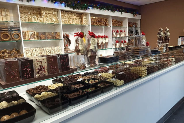 Eine Vitrine voller Schokolade und Bonbons.