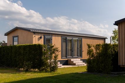 Buitenaanzicht van een Chalet op Camping De Wulp in Noordwijk