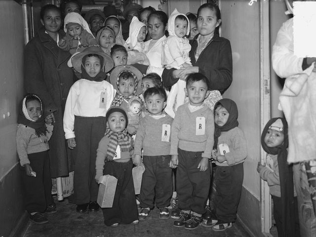 Aankomst van Ambonese families in Rotterdam op het schip Kota Inten. 