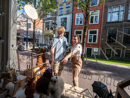 Meisje en jongen kijkend naar de etalage van DROOM conceptstore