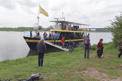 De Blauwe Bever ligt aangmeeerd aan de voet van de Grebberg waar de passagiers het schip verlaten voor een klim-wandeling over de Grebberg