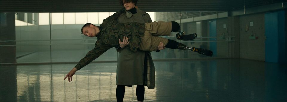 Oekraïense balletdanser en een soldaat die, nadat hij in de oorlog beide benen verloor, opnieuw leert bewegen op protheses.