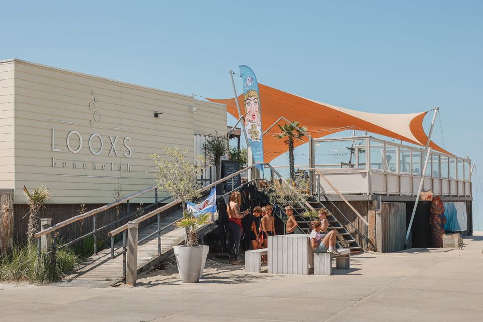 Zijaanzicht van Beachclub Looxs