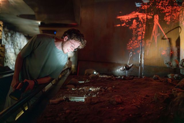 Een jonge man in de ondergrondse ruimte van Domunder.