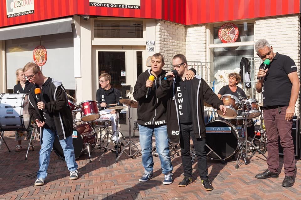 muziekband Egwel, bestaande uit mensen met een beperking,