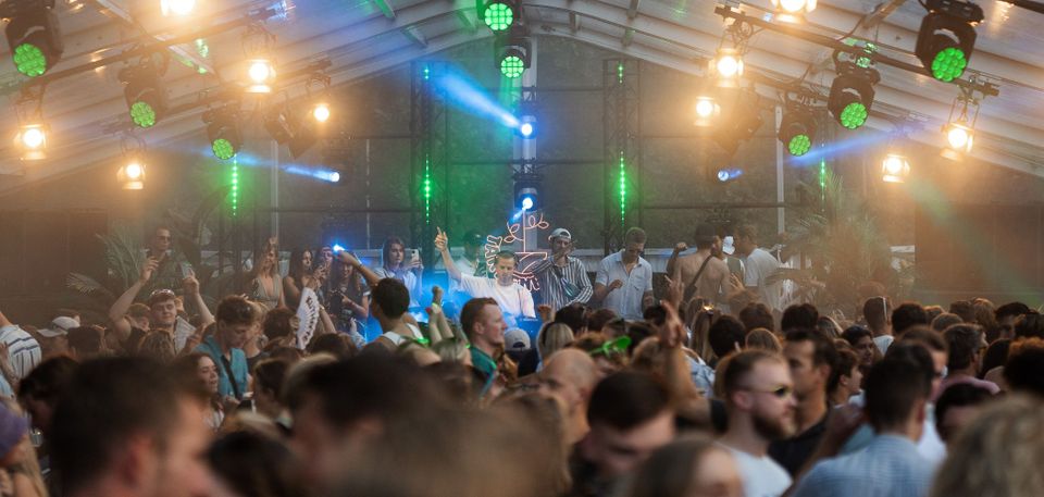 Een podium vol mensen tijdens takkenbende festival delft