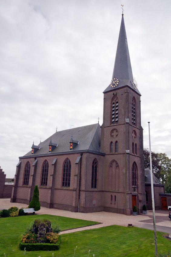 De Sint Petrus en Paulus met een groen grasveld voor de deur