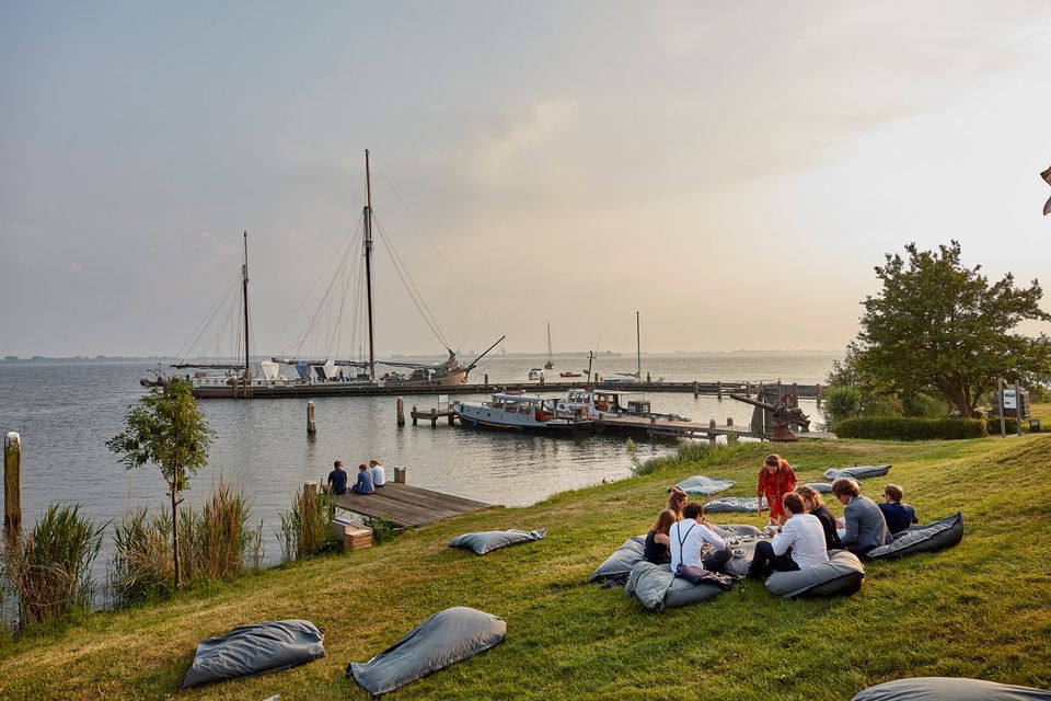 Forteiland Pampus terras met bezoekers