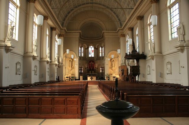 De binnenkant van de Hartebrugkerk