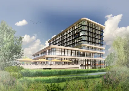 Architectonische impressie van het nieuwe Van der Valk Hotel Woerden, met moderne glazen gevels, terrassen met parasols en omringd door groen en water.