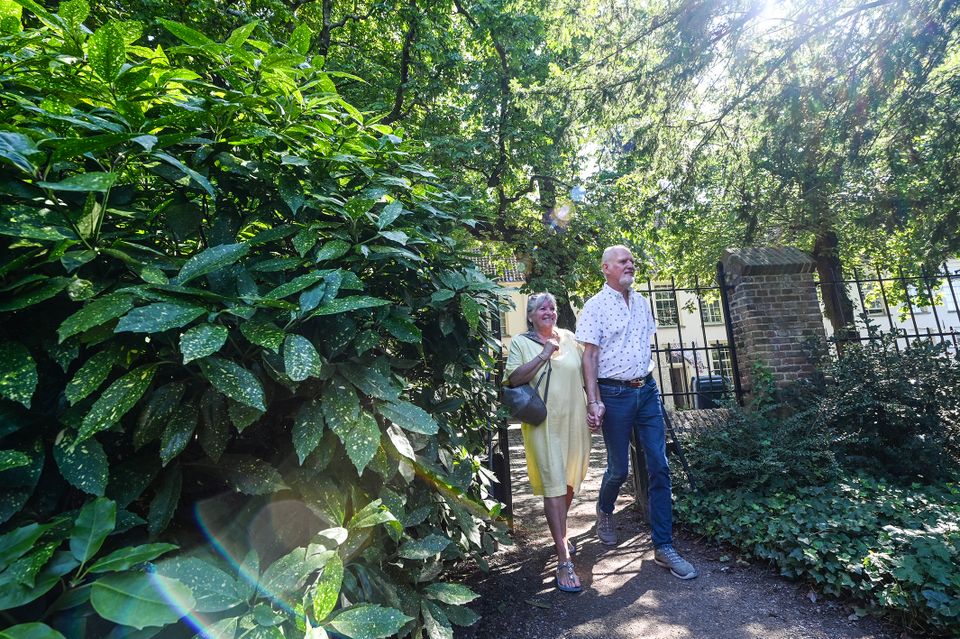 OUder stel aan de wandel in Delft