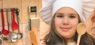 meisje met koksmuts en pollepel
