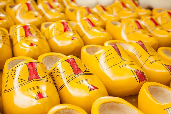Enorm veel geel-gouden klompen bij elkaar – een kleurrijk en iconisch beeld van Hollandse traditie en ambacht in Woerden.