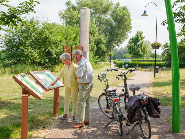 Fietsers kijken op informatiepaneel TOP in Leerdam