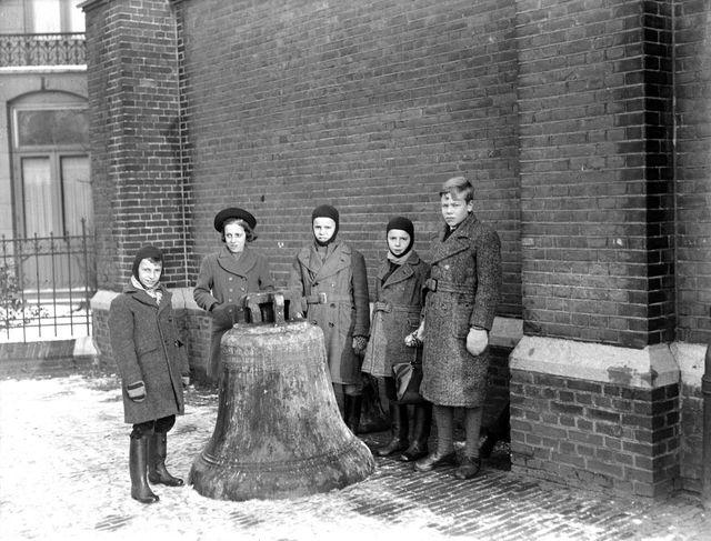 Kinderen bij een door de bezetter, ten behoeve van de bewapeningsindustrie, gevorderde klok van de Sint Leonarduskerk (7 januari 1943)
