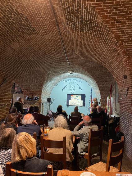 Groep heemkundigen zit in de Gildekamer van het Cloveniersgilde in Grave