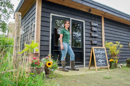 Maron voor haar winkel