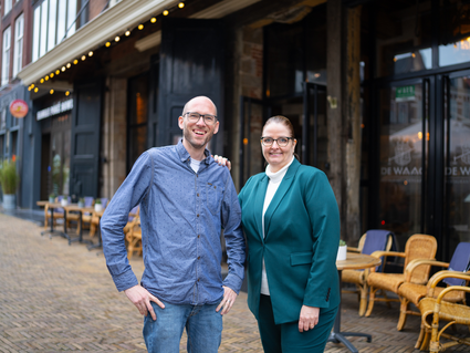 Esther en Mike die staan voor de ingang van De Waag