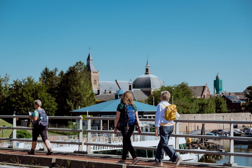 Foto van wandelaars op de Lingebrug