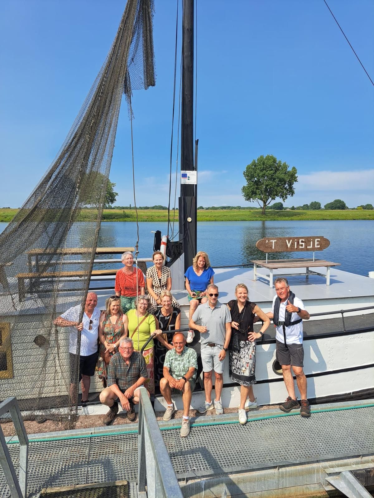Groepsfoto van de boot na afloop van een prachtige vaart