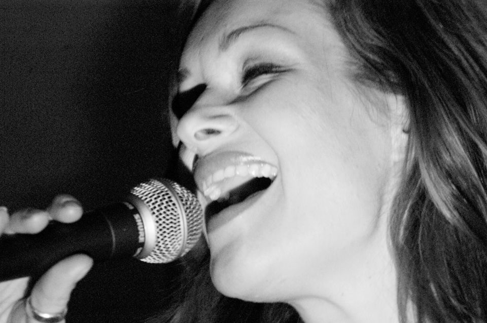 Vrouw die zingt in de microfoon