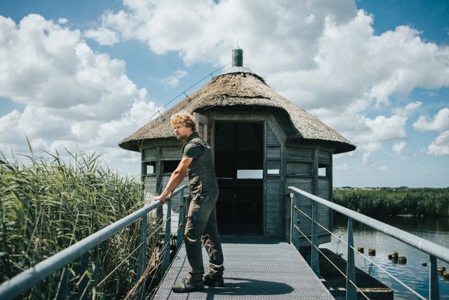 Boswachter Bas bij zijn favoriete plekje in het Ilperveld: de vogelkijkhut.
