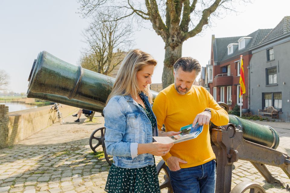 Bezoekers bekijken Zuiderwaterlinie-product tijdens een uitje in de voorjaarsvakantie.