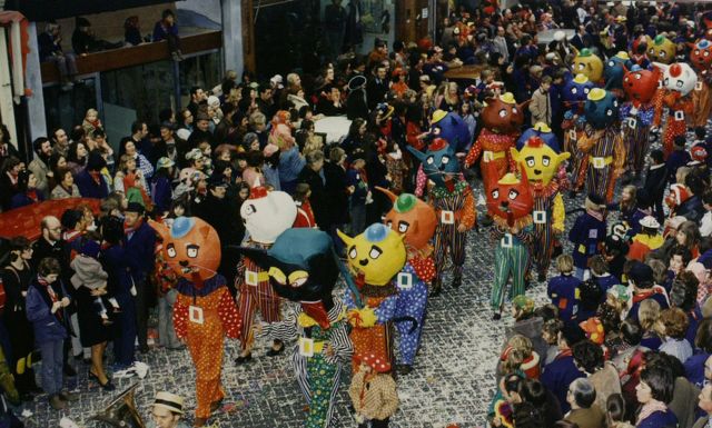 Carnavalsvereniging De Vrolijke Knakkers met als onderwerp "Wij carnavalspoezen zijn niet bang voor de carnavalskater" 1973..