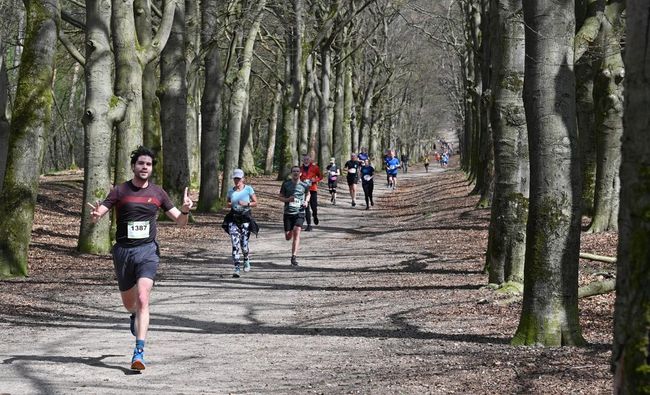 hardlopers in bos tijdens wedstrijd