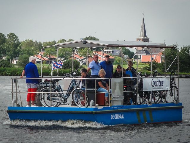 De Oerhaal op de Lange Sloot met op de achtergrond het kerkje van Warten